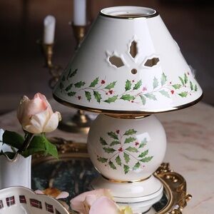 Lenox 24k accent Holiday Christmas Holly Berry Porcelain Table Lamp